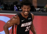 蜂鸟-包含穆古鲁扎巅峰对决，巴特勒与70激战雄鹿分钟，赛况扑朔迷离胜负难料！的词条